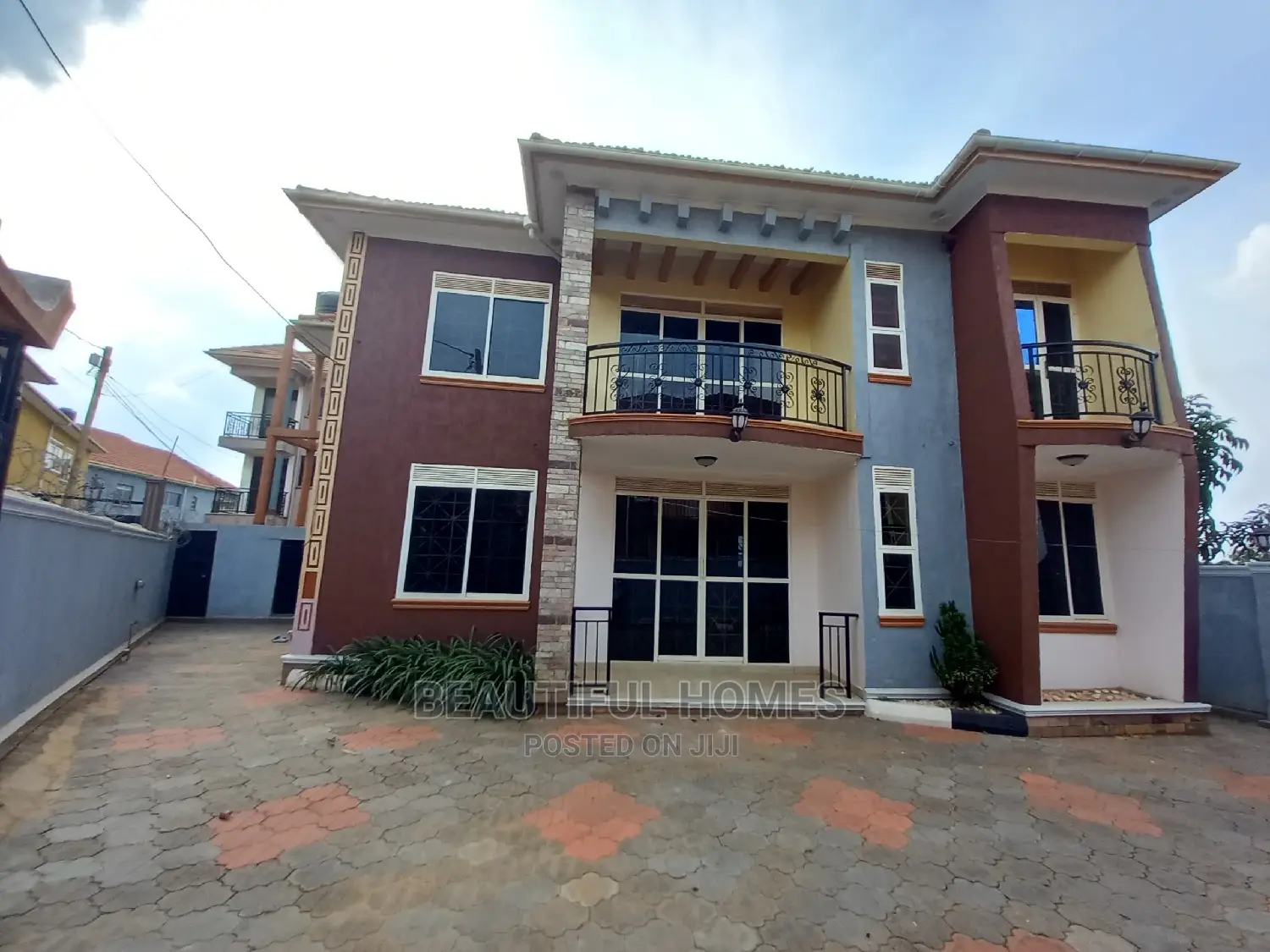Furnished 5bdrm Mansion in Kira Organised for Sale in Kira