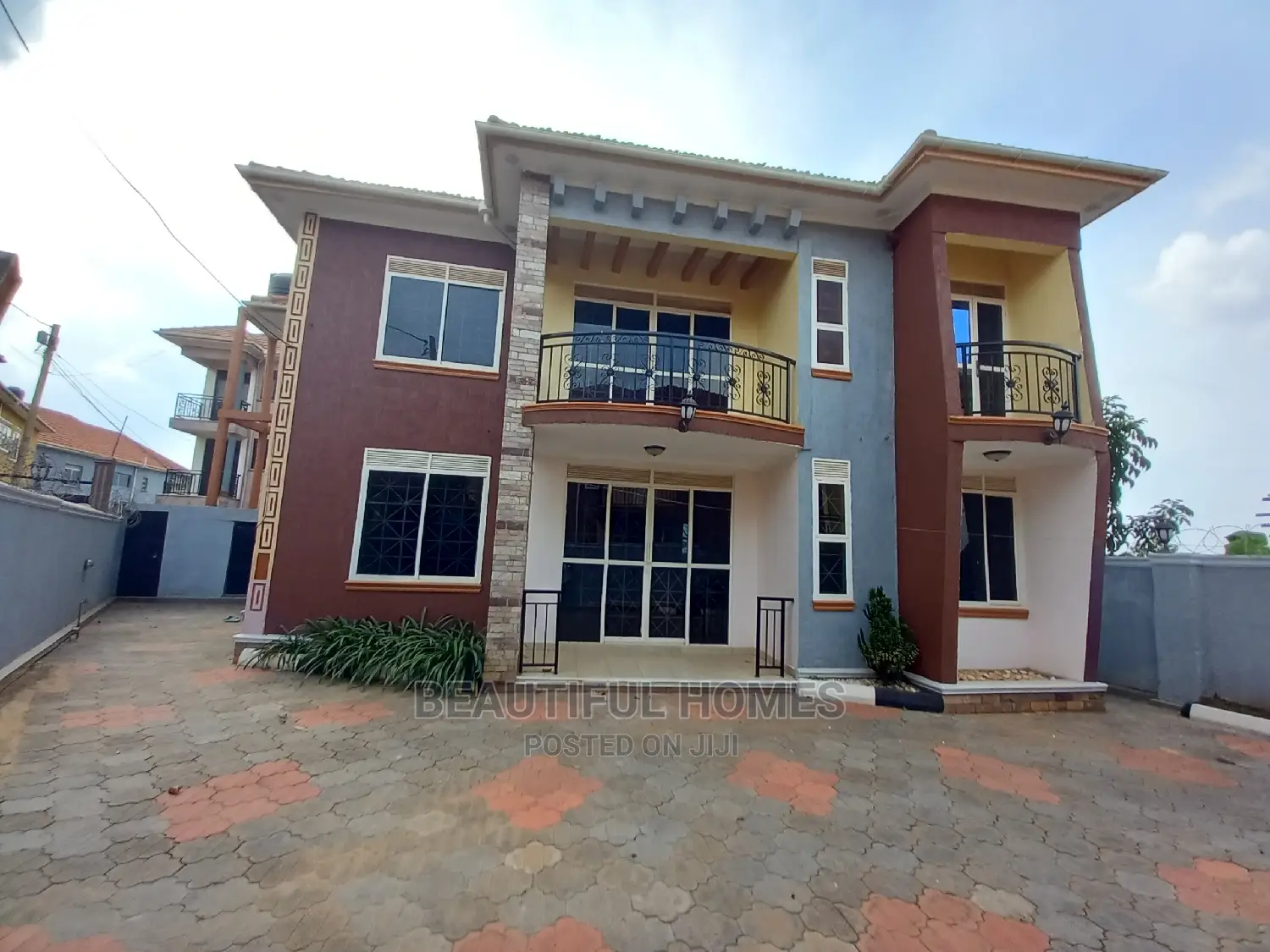 Furnished 5bdrm Mansion in Kira Organised for Sale in Kira