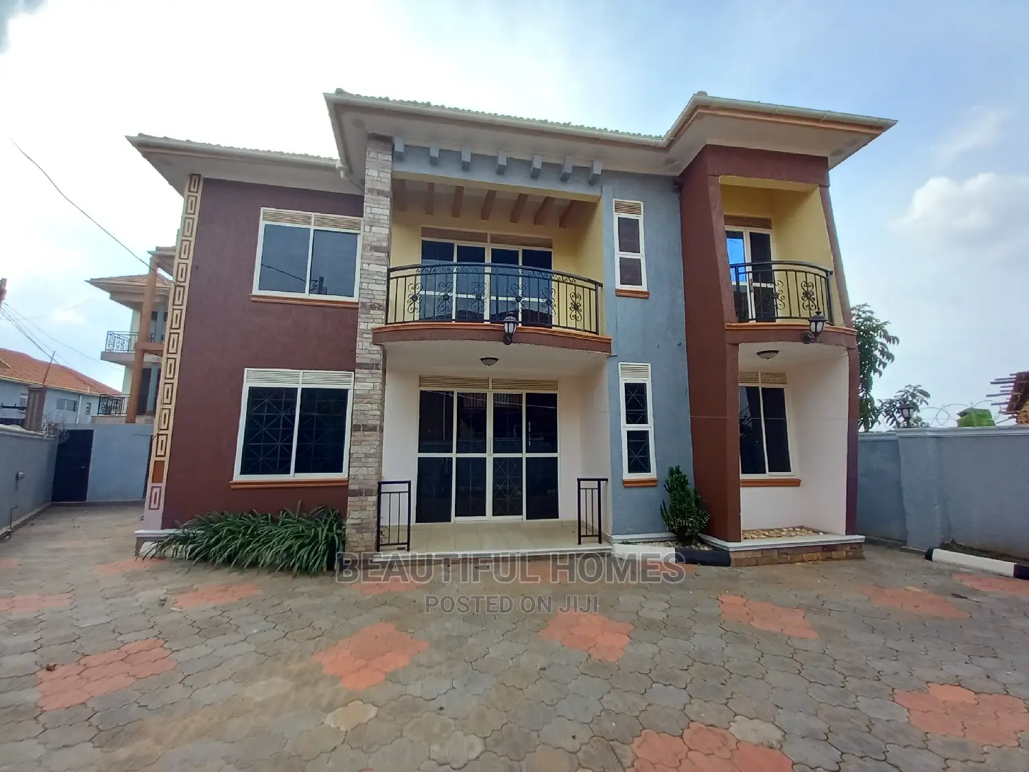 Furnished 5bdrm Mansion in Kira Organised for Sale in Kira