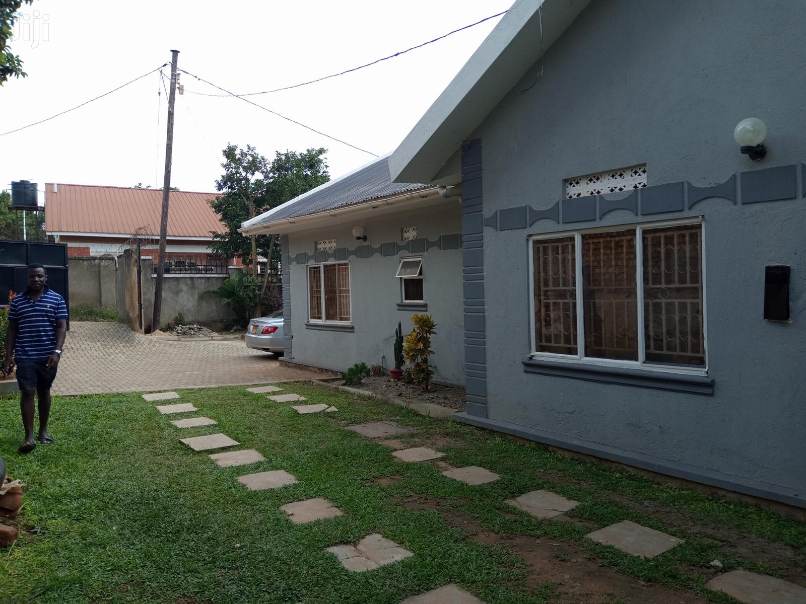 Kirinya, Tarmacked Neighbourhood Posh Spacious House in Kampala
