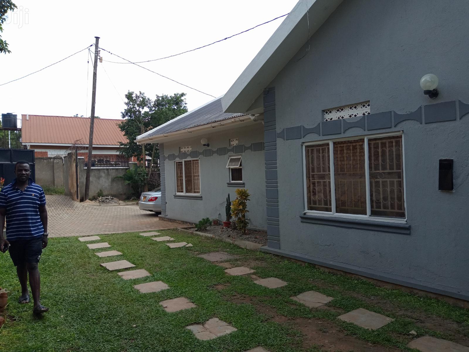 Kirinya, Tarmacked Neighbourhood Posh Spacious House in Kampala