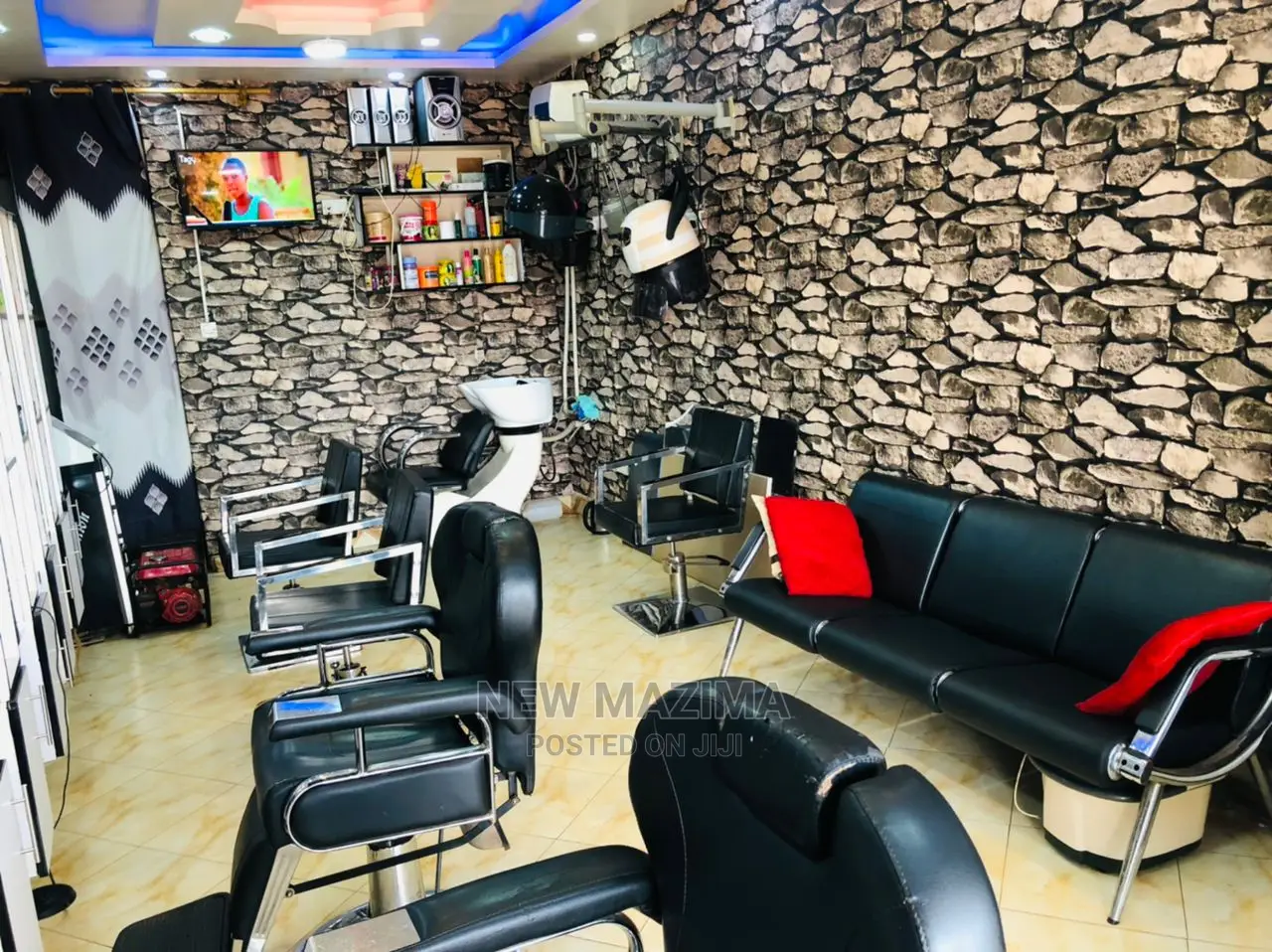 Very Busy Unisex Saloon Onsale in Heart of Makindye Centre in Division A