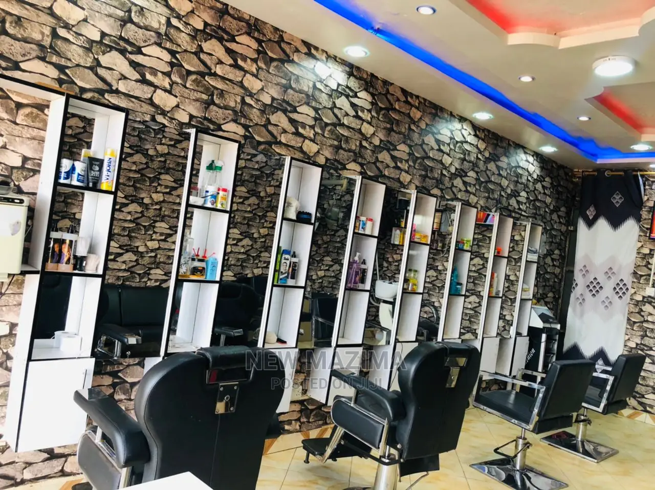 Very Busy Unisex Saloon Onsale in Heart of Makindye Centre in Division A