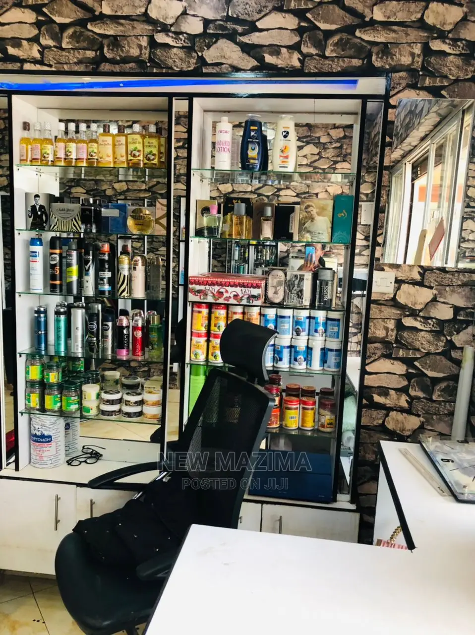 Very Busy Unisex Saloon Onsale in Heart of Makindye Centre in Division A