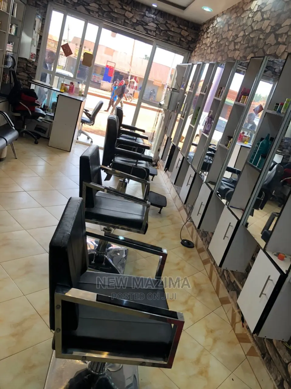Very Busy Unisex Saloon Onsale in Heart of Makindye Centre in Division A