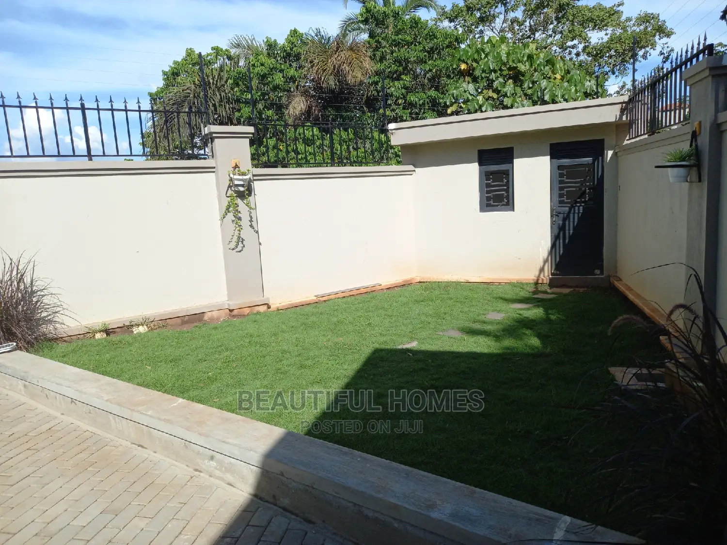Furnished 6bdrm Mansion in Kiwatule Bidandi, Central Division for Sale in Central Division