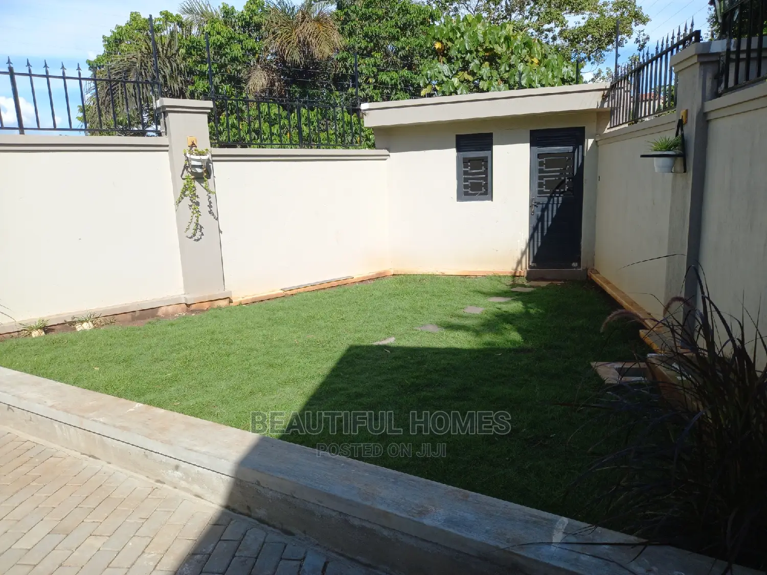 Furnished 6bdrm Mansion in Kiwatule Bidandi, Central Division for Sale in Central Division