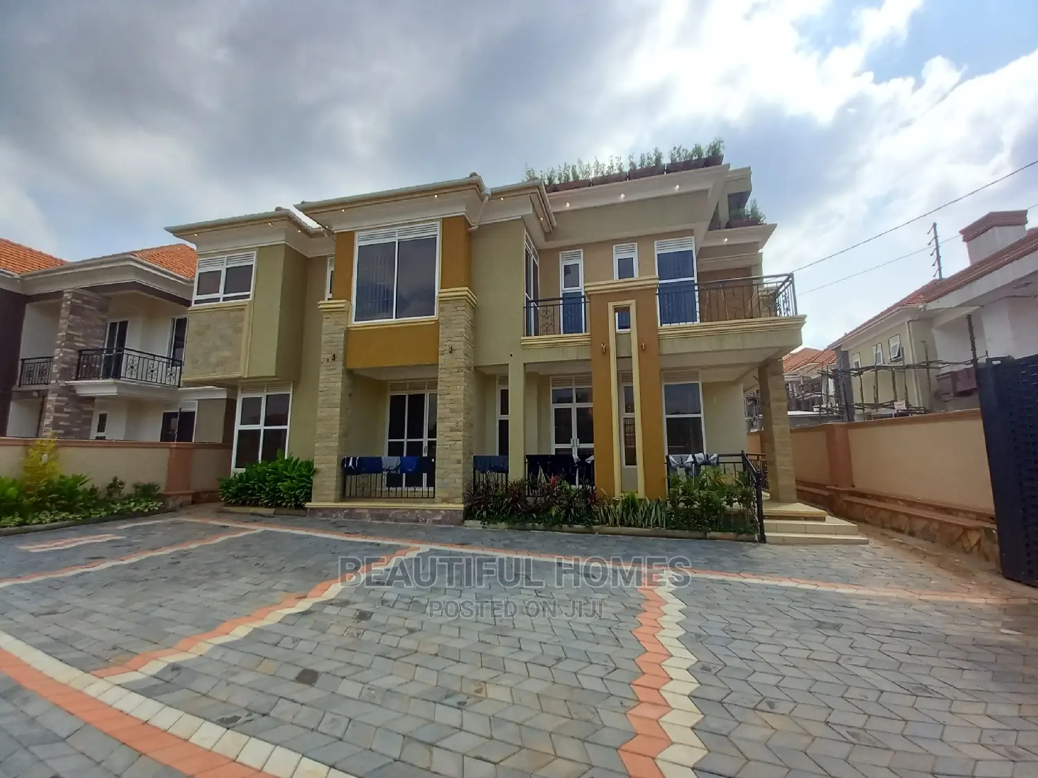 Furnished 5bdrm Duplex in Kyanja Corporate, Central Division for Sale in Central Division