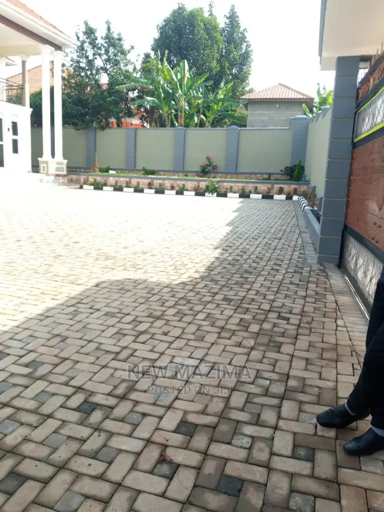 7bdrm Maisonette in Seguku Ntebe Rd, Central Division for Sale in Central Division