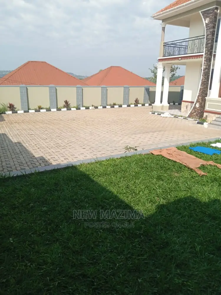 7bdrm Maisonette in Seguku Ntebe Rd, Central Division for Sale in Central Division
