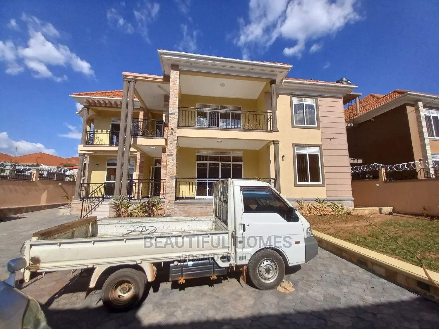 Furnished 6bdrm House in Kira All Tarmack for Sale in Kira