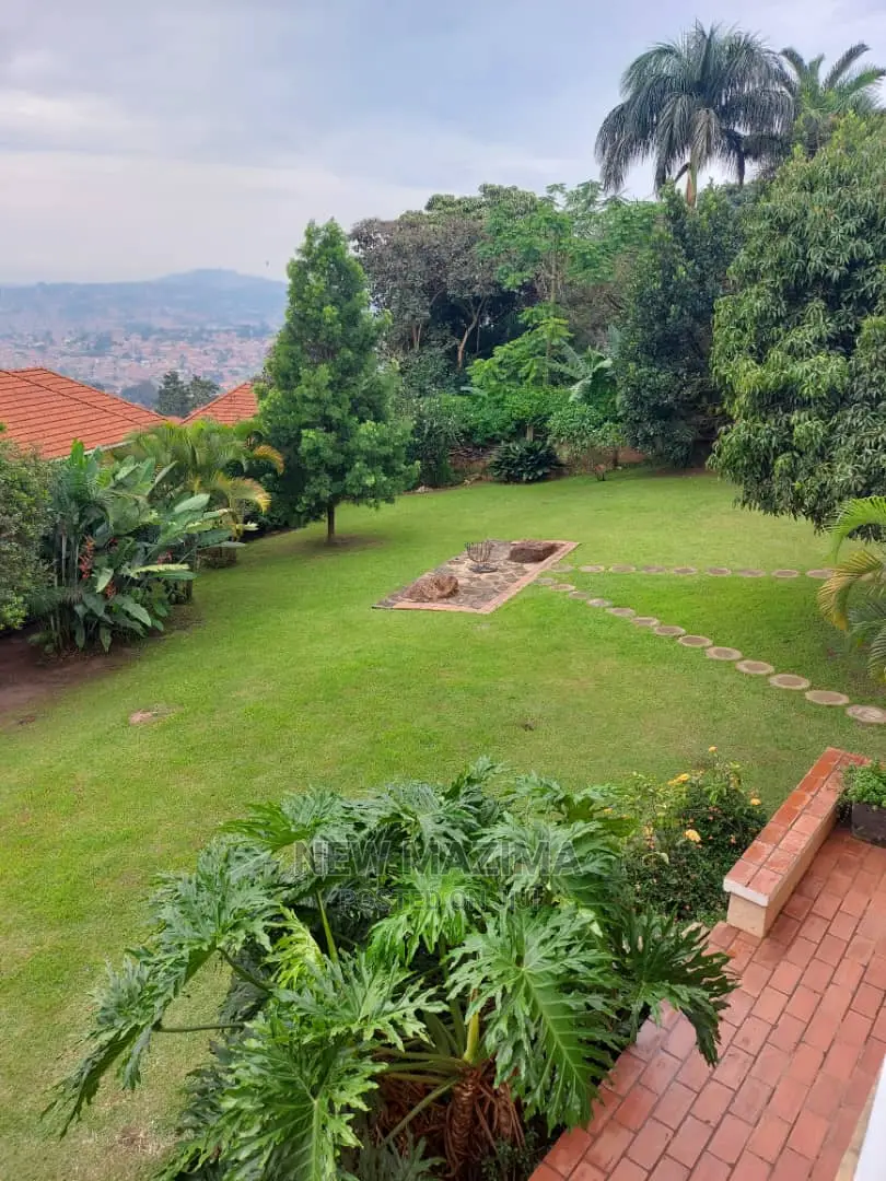 5bdrm Maisonette in Buziga Heights, Central Division for Sale in Central Division