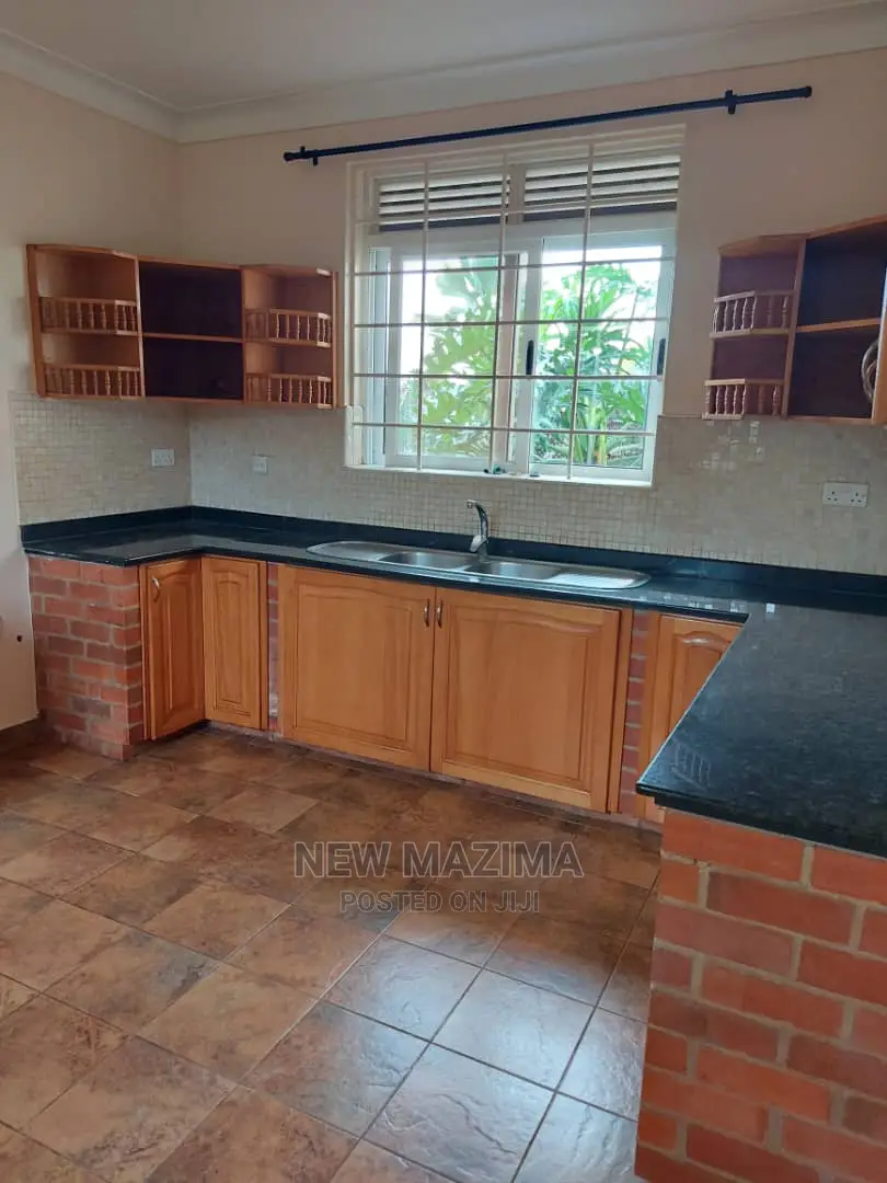 5bdrm Maisonette in Buziga Heights, Central Division for Sale in Central Division