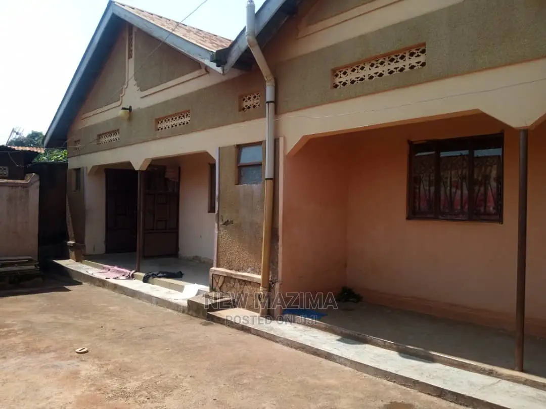 4bdrm House in Najjanankumbi Along, Central Division for Sale in Central Division