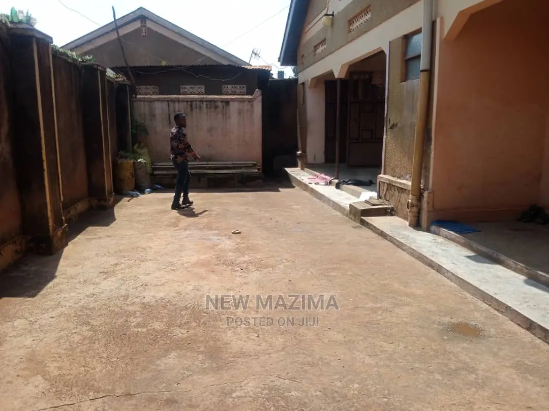 4bdrm House in Najjanankumbi Along, Central Division for Sale in Central Division