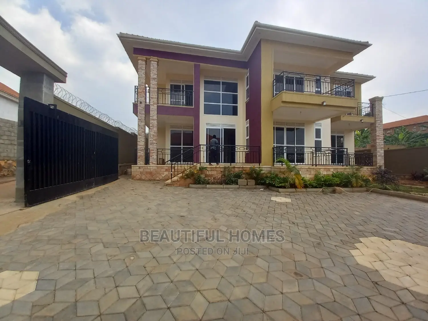 Furnished 6bdrm House in Kira Tarmack for Sale in Kira