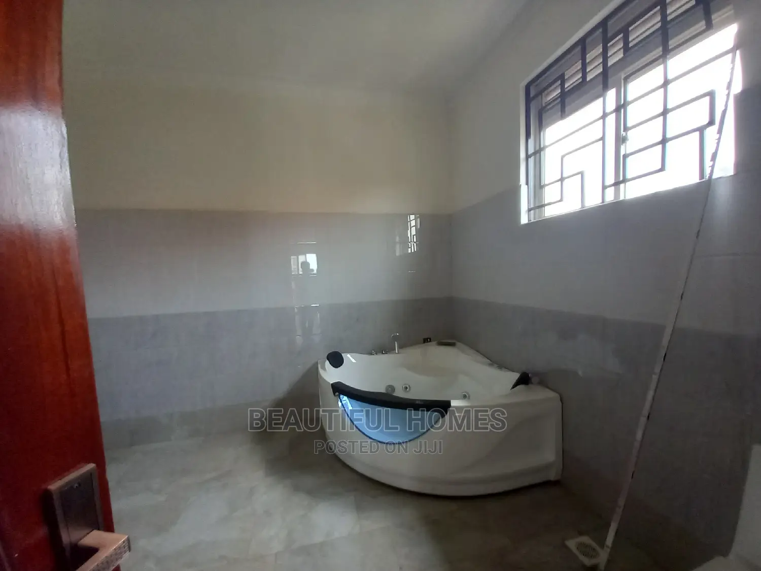 Furnished 6bdrm House in Kira Tarmack for Sale in Kira