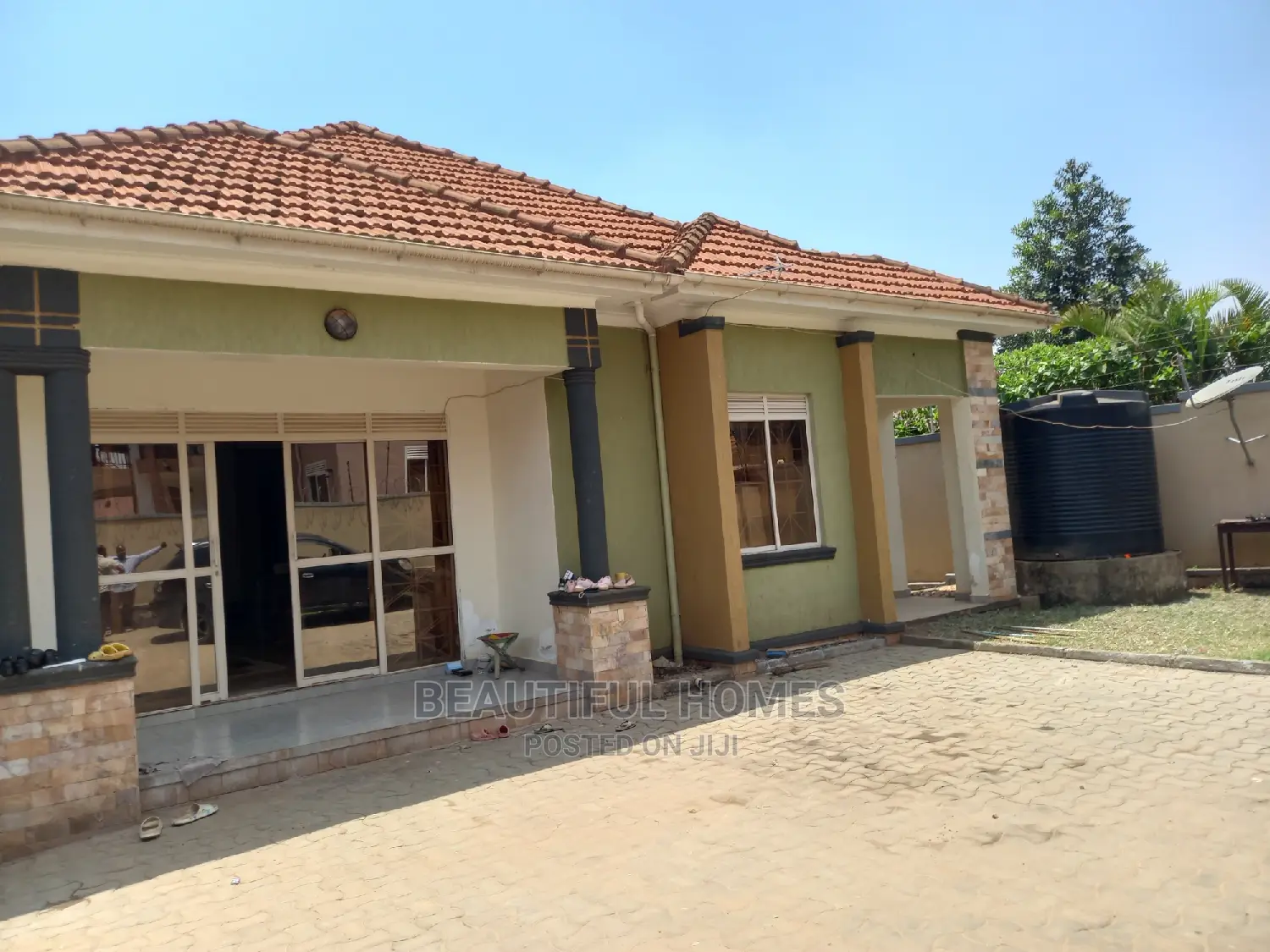 Furnished 4bdrm Bungalow in Kira Tarmack for Sale in Kira