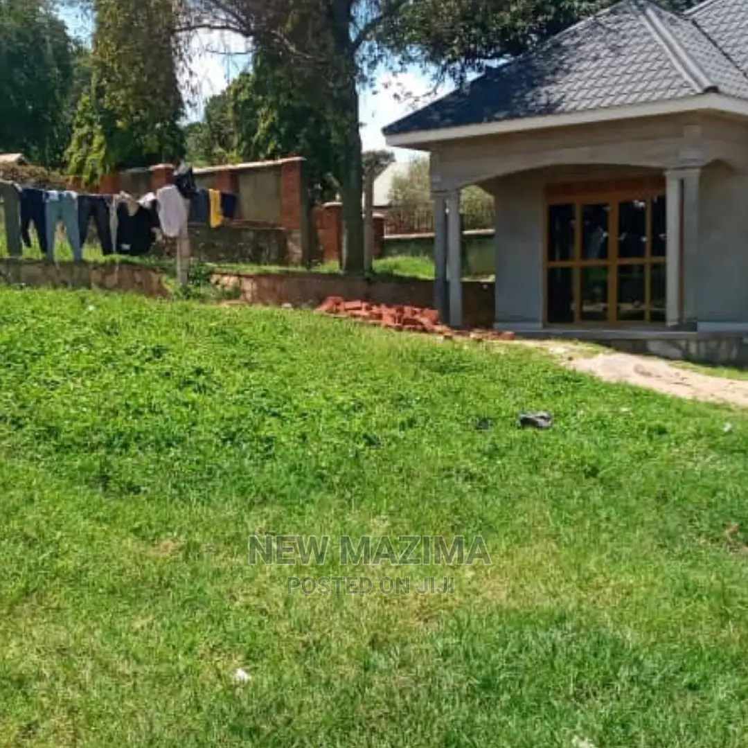 High Class Plot With Lake View on Quicksale After Munyonyo in Division A