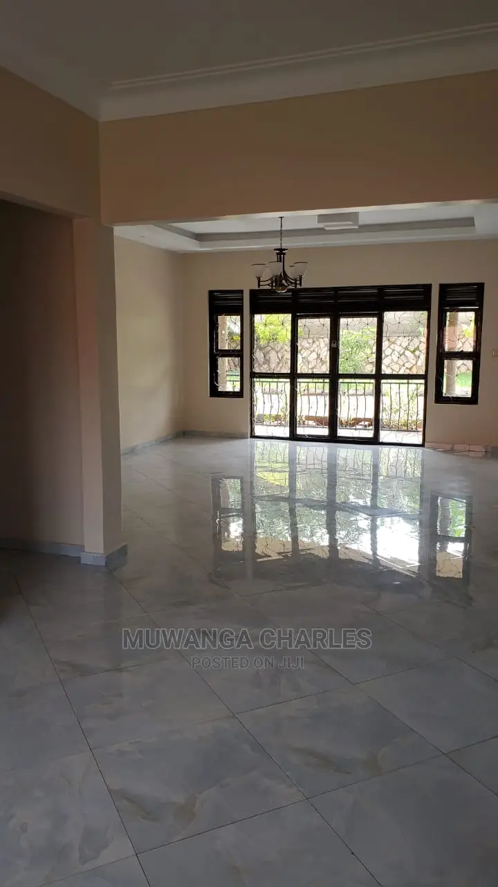 3bdrm Maisonette in Fs Properties Ltd, Central Division for Sale in Central Division