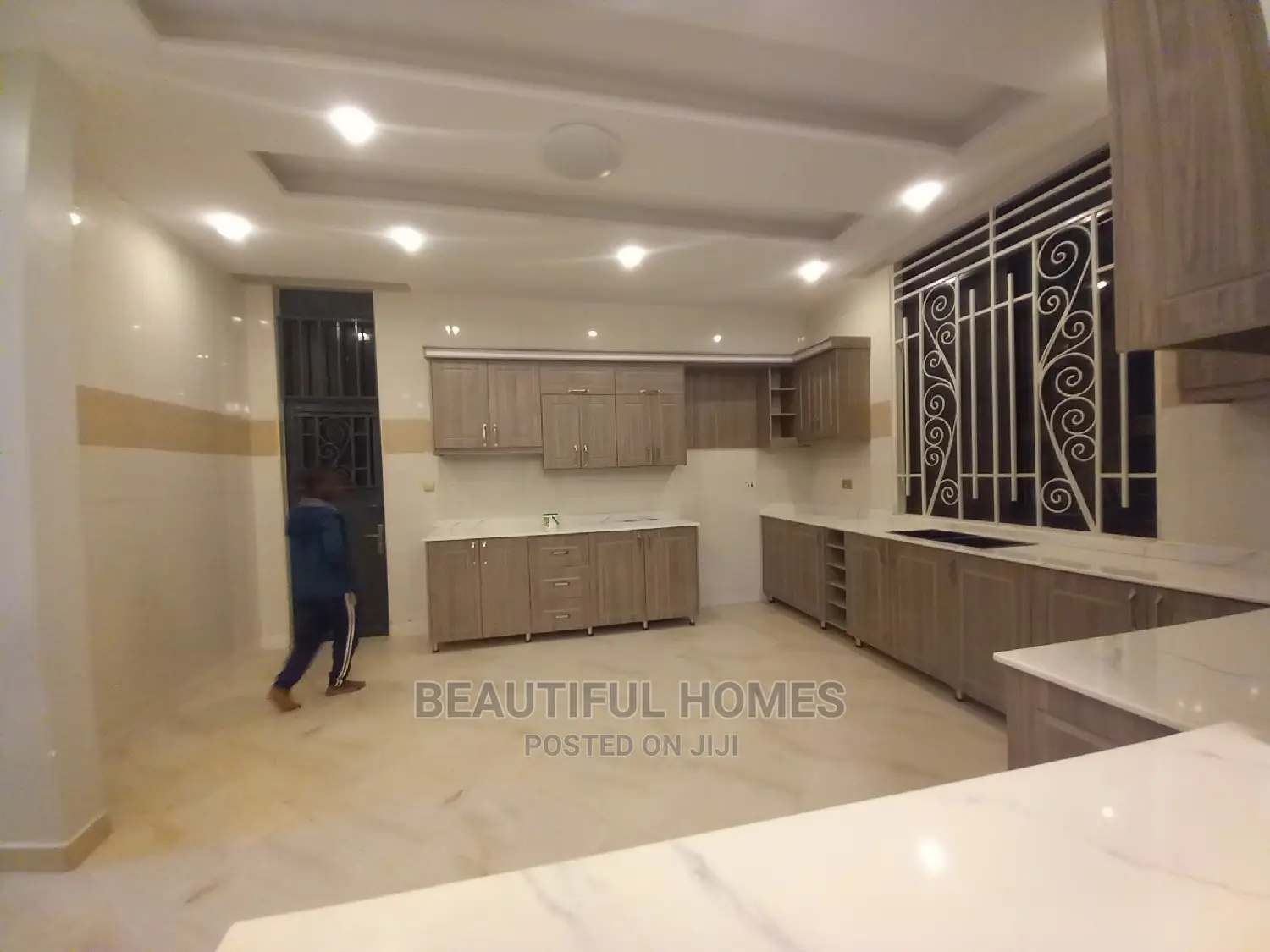 Furnished 6bdrm Mansion in Kira, Central Division for Sale in Central Division