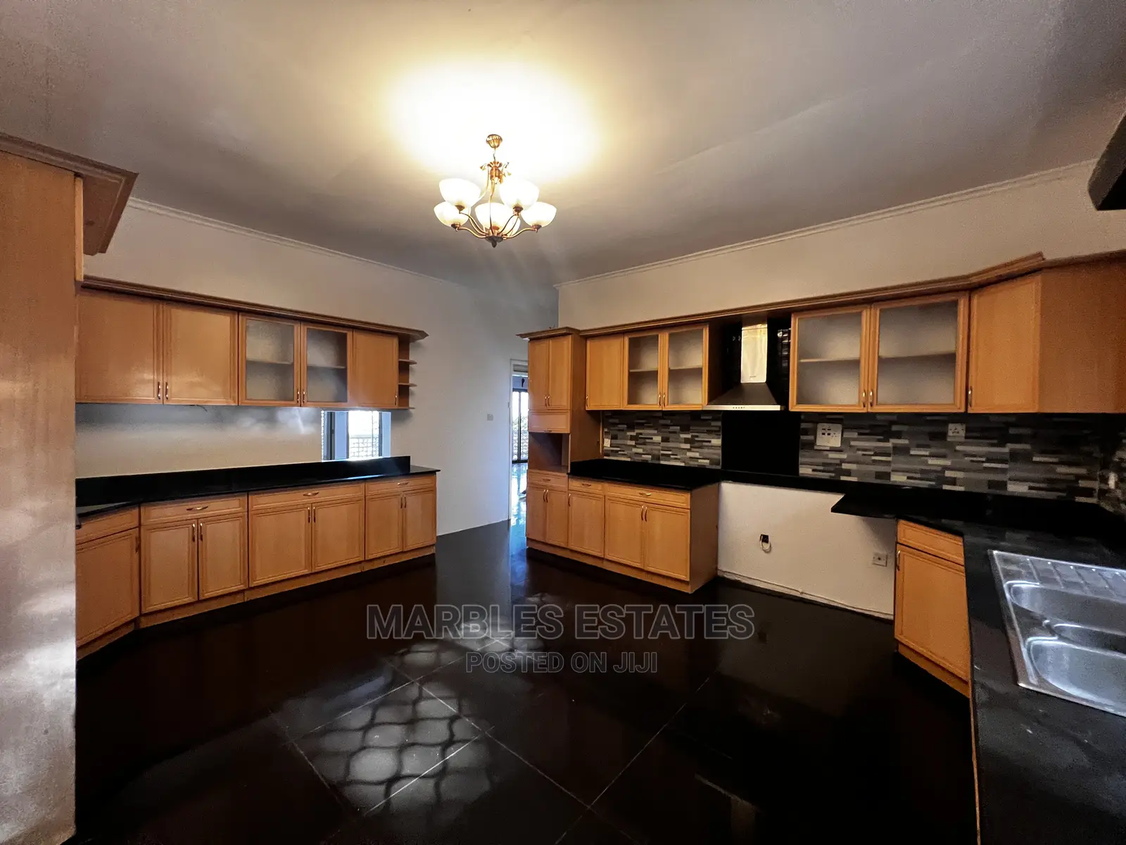 6bdrm Bungalow in Mbuya, Central Division for Rent in Central Division