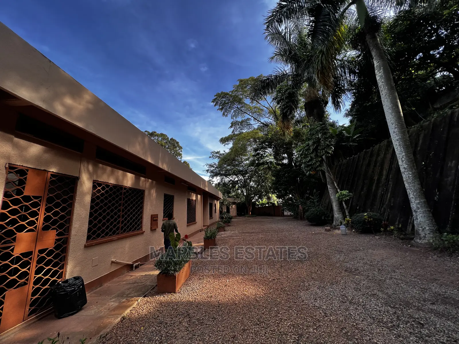 6bdrm Bungalow in Mbuya, Central Division for Rent in Central Division