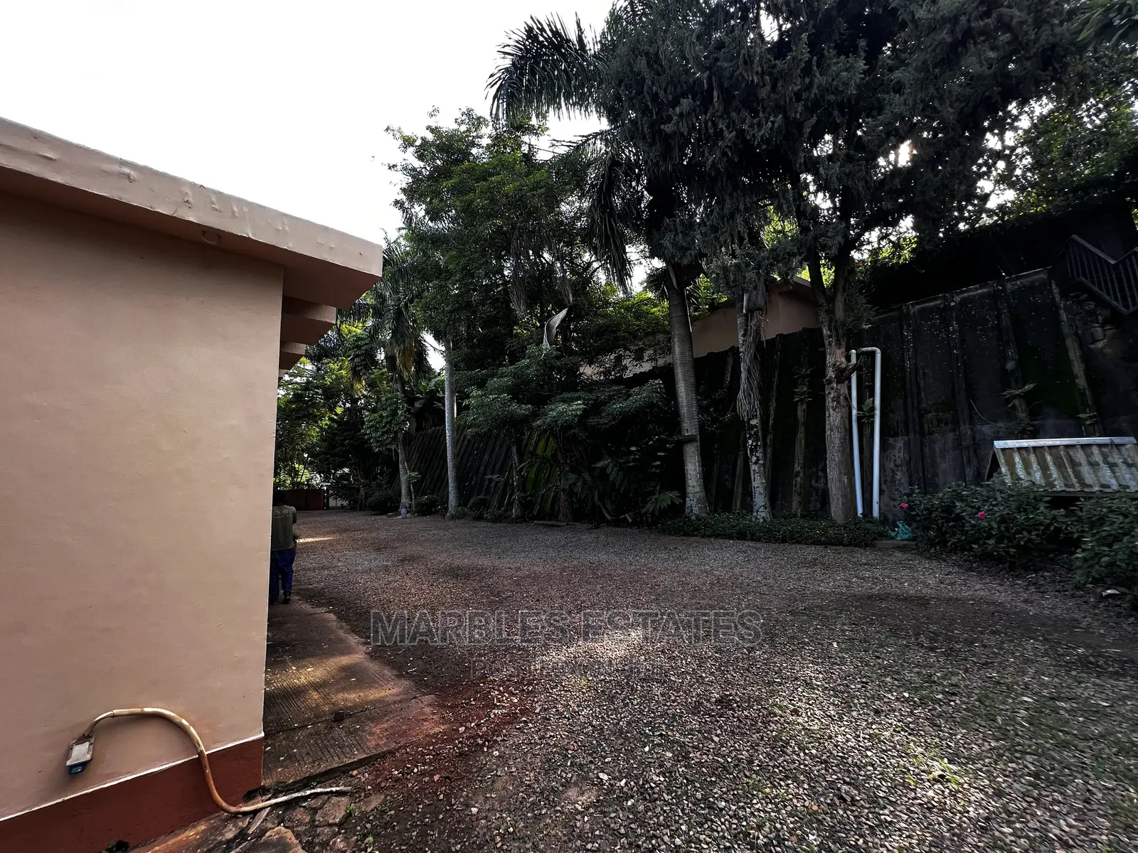 6bdrm Bungalow in Mbuya, Central Division for Rent in Central Division