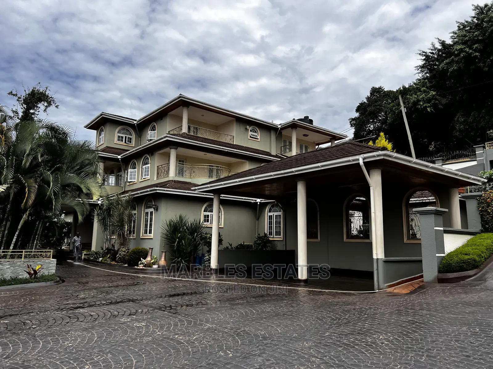 7bdrm Mansion in Mbuya, Central Division for Sale in Central Division