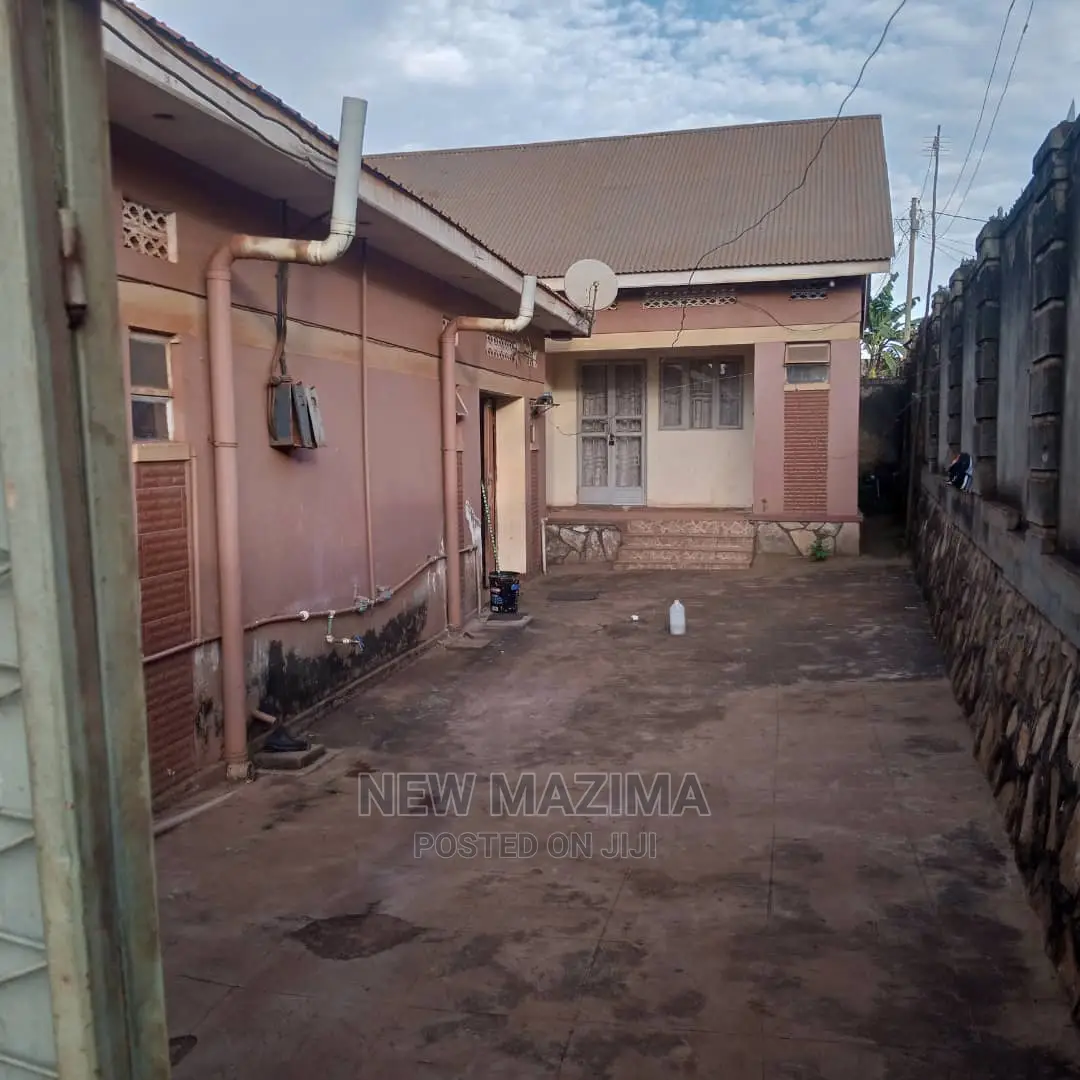 4bdrm House in Najjanankumbi Along, Central Division for Sale in Central Division