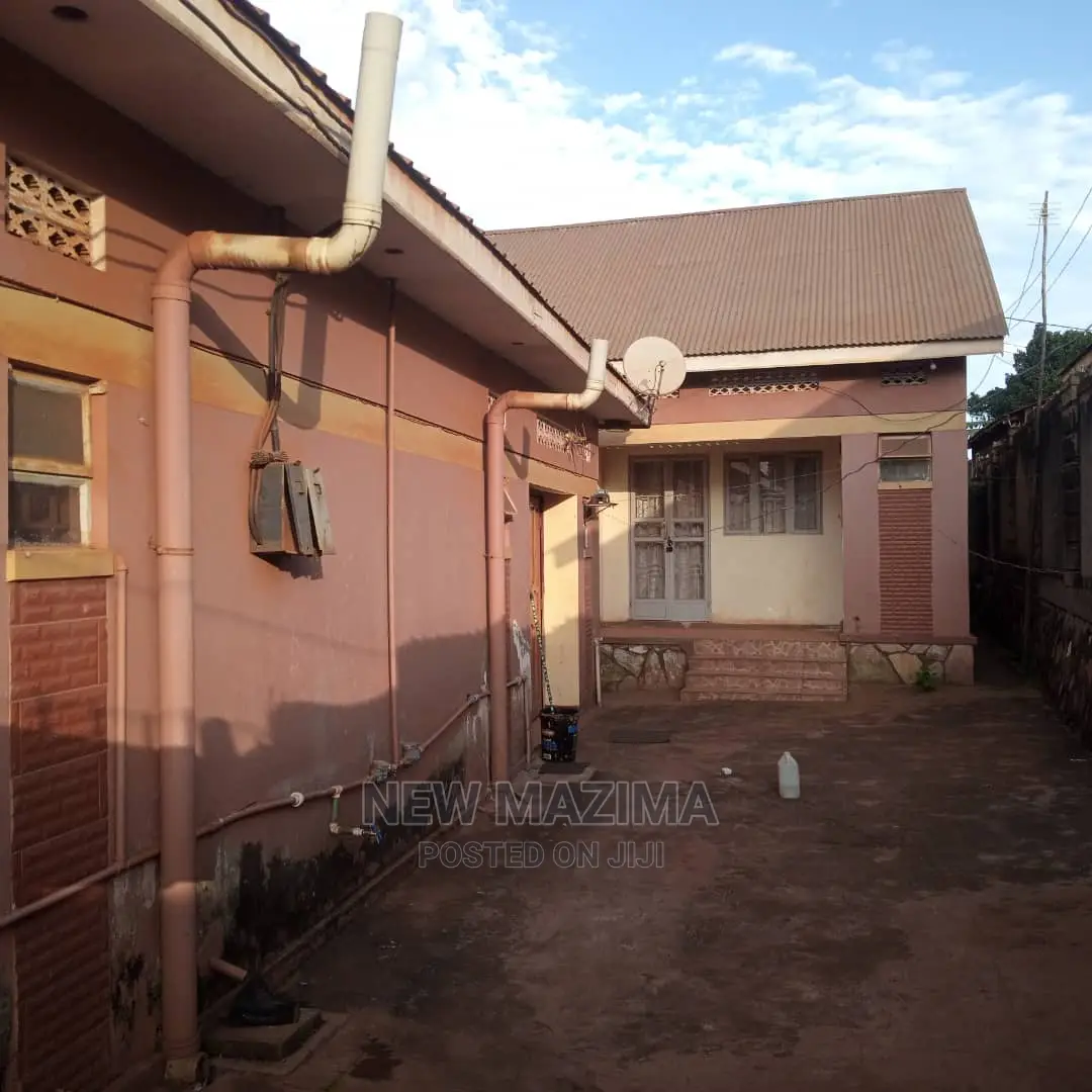 4bdrm House in Najjanankumbi Along, Central Division for Sale in Central Division