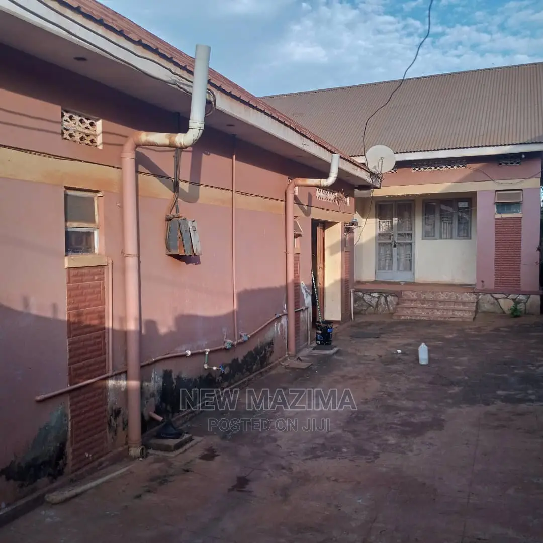 4bdrm House in Najjanankumbi Along, Central Division for Sale in Central Division