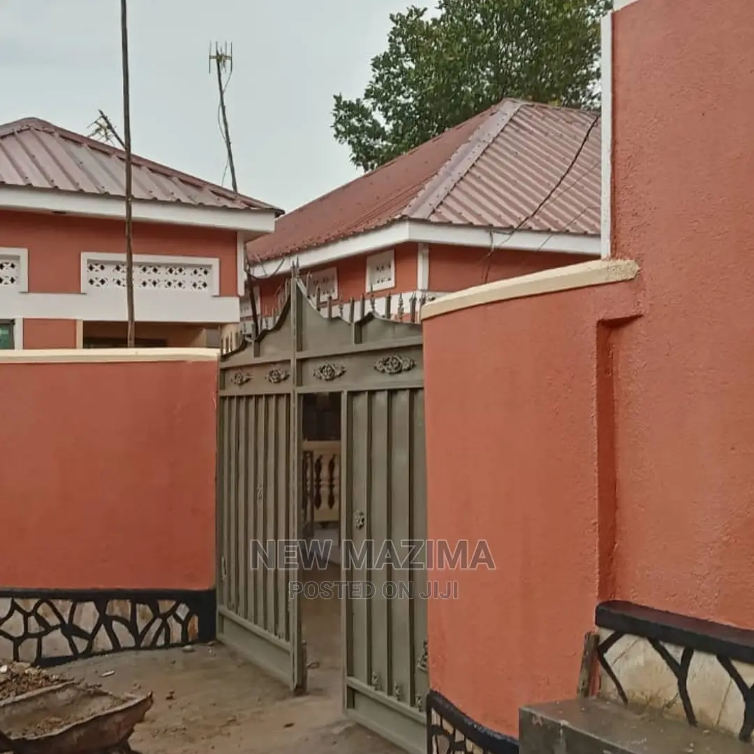 5bdrm House in Kyengera Town, Central Division for Sale in Central Division