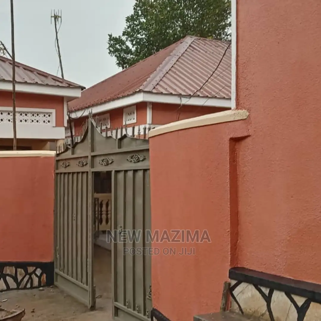 5bdrm House in Kyengera Town, Central Division for Sale in Central Division