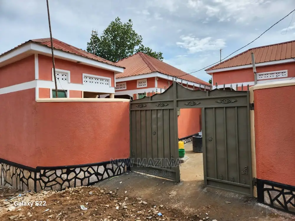 5bdrm House in Kyengera Town, Central Division for Sale in Central Division
