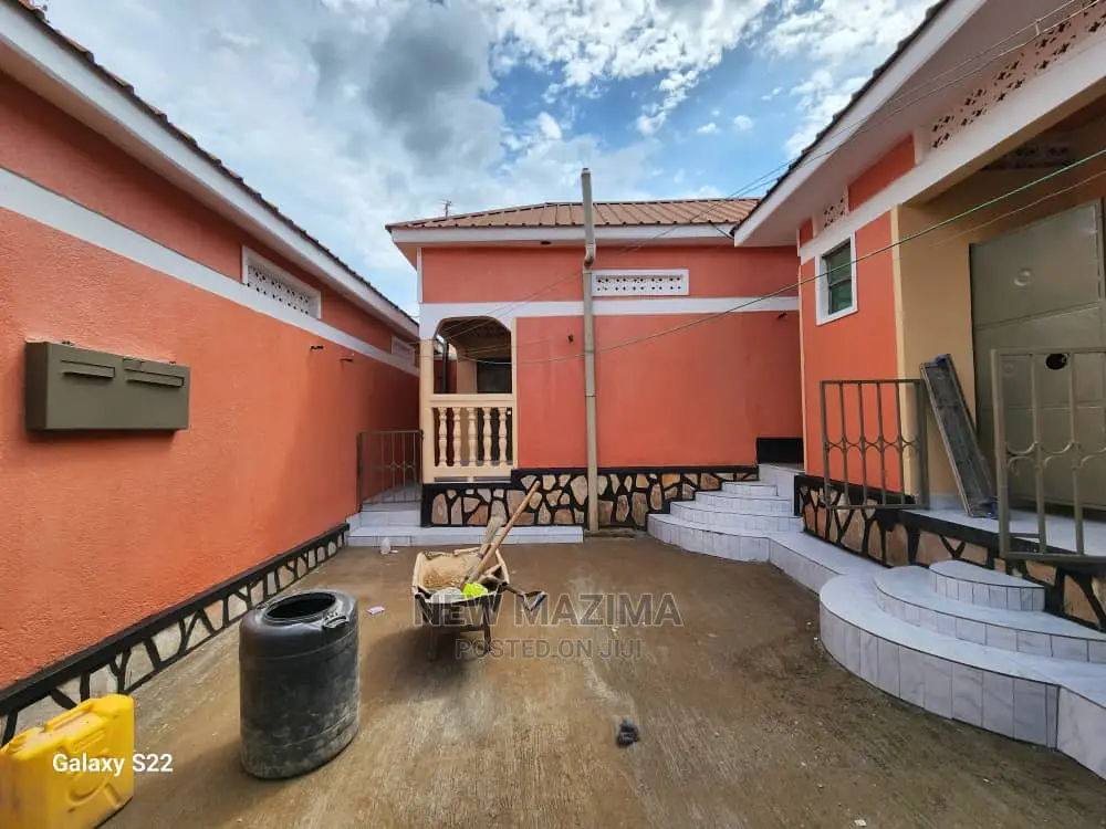 5bdrm House in Kyengera Town, Central Division for Sale in Central Division