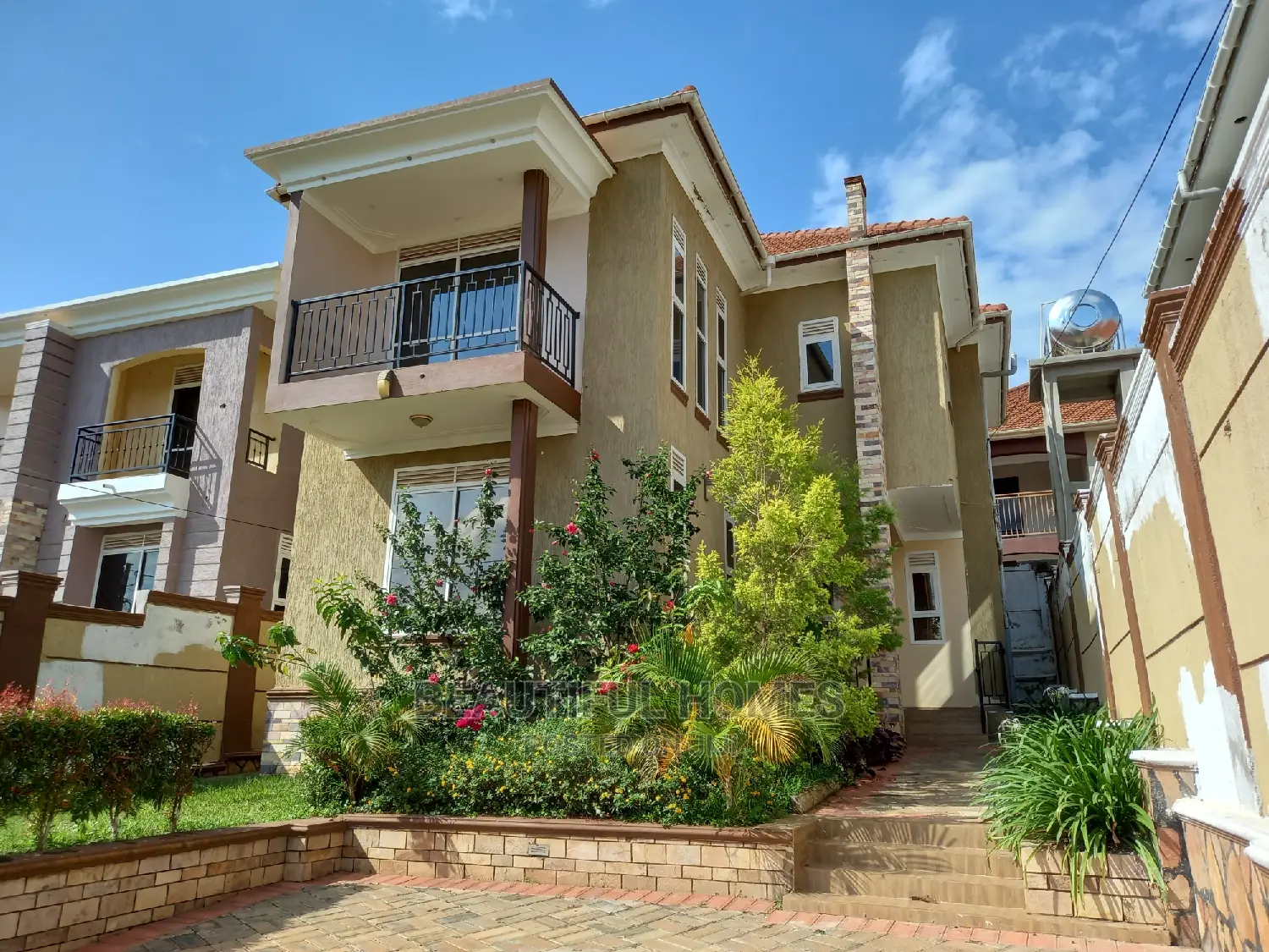 Furnished 4bdrm Duplex in Kira Tarmack for sale in Kira