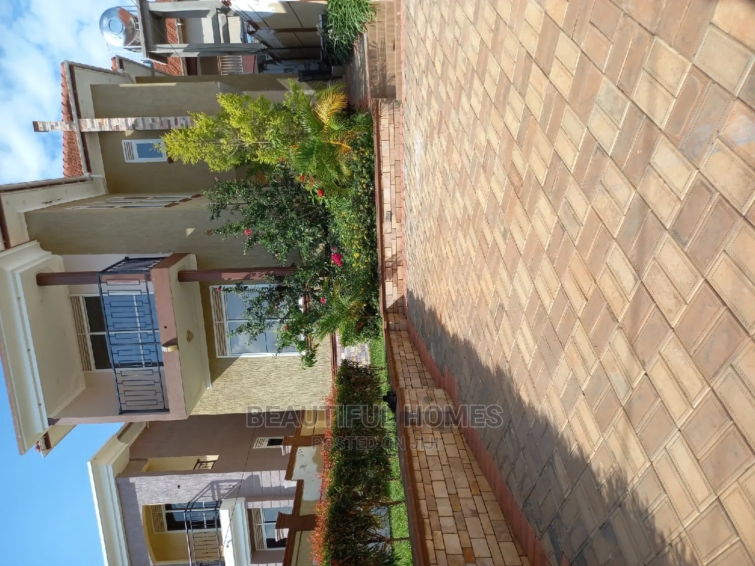 Furnished 4bdrm Duplex in Kira Tarmack for sale in Kira