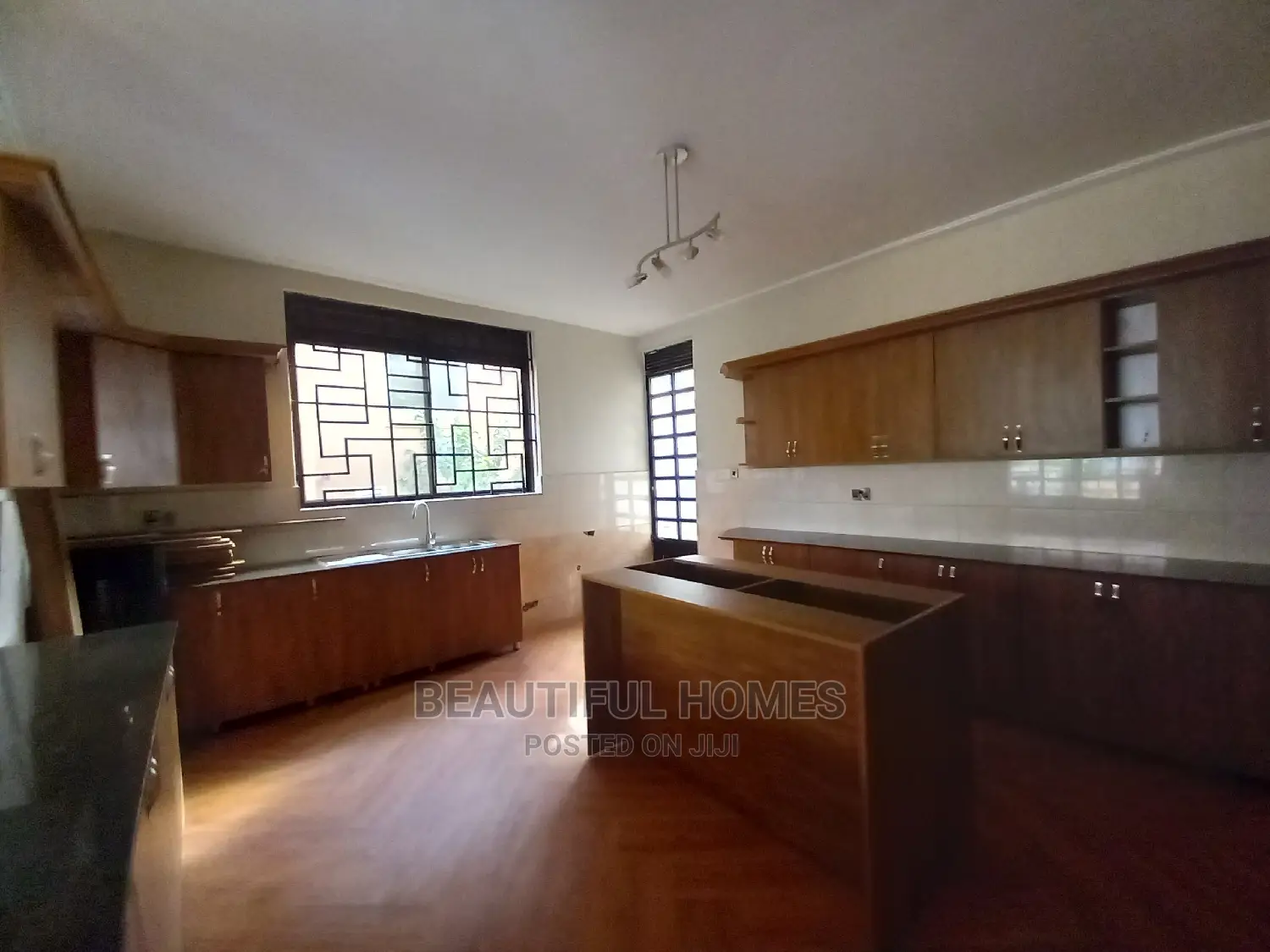 Furnished 6bdrm Duplex in Kira Corporate Class for sale in Kira