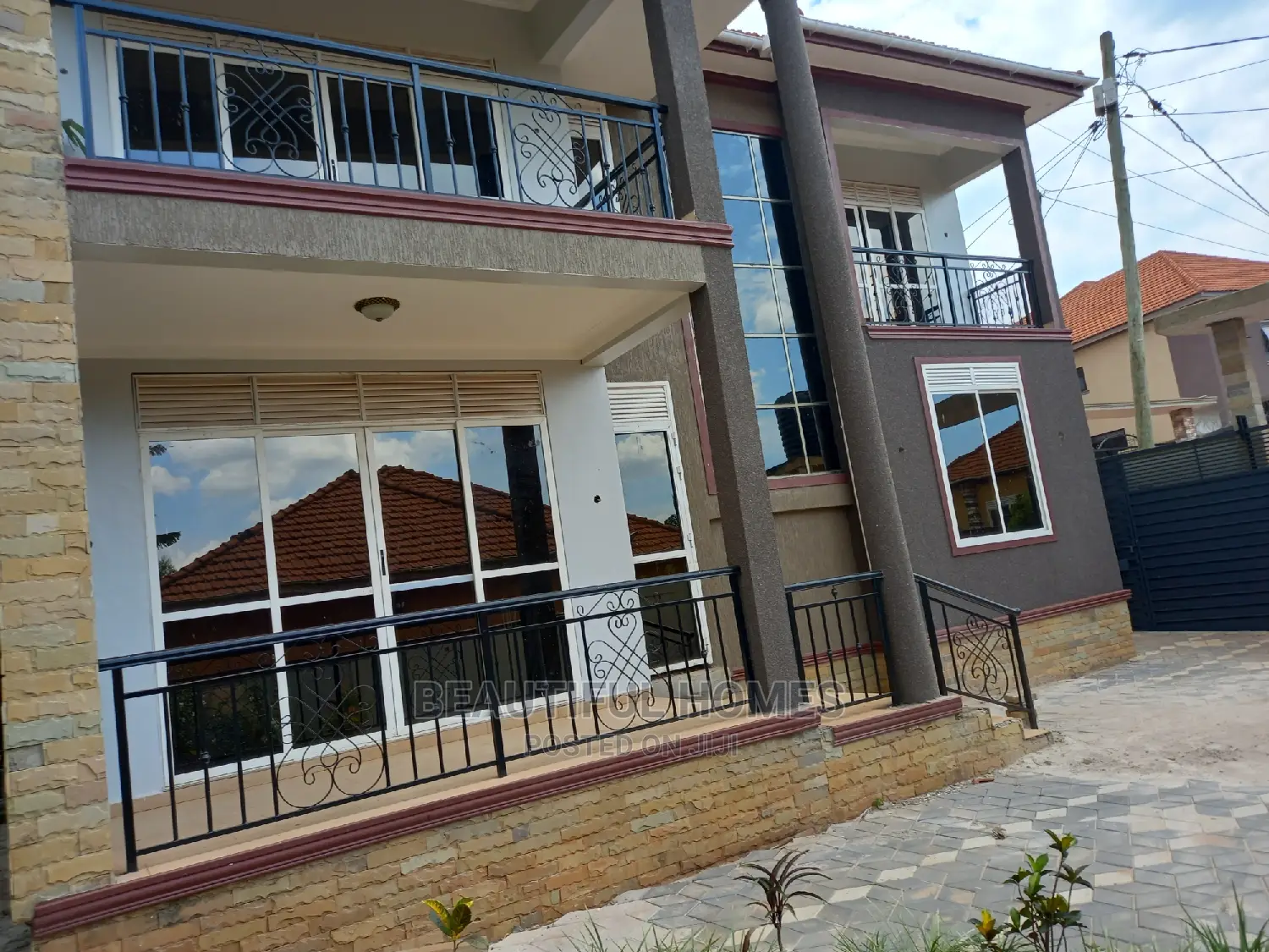 Furnished 5bdrm House in Kira All Tarmack for sale in Kira