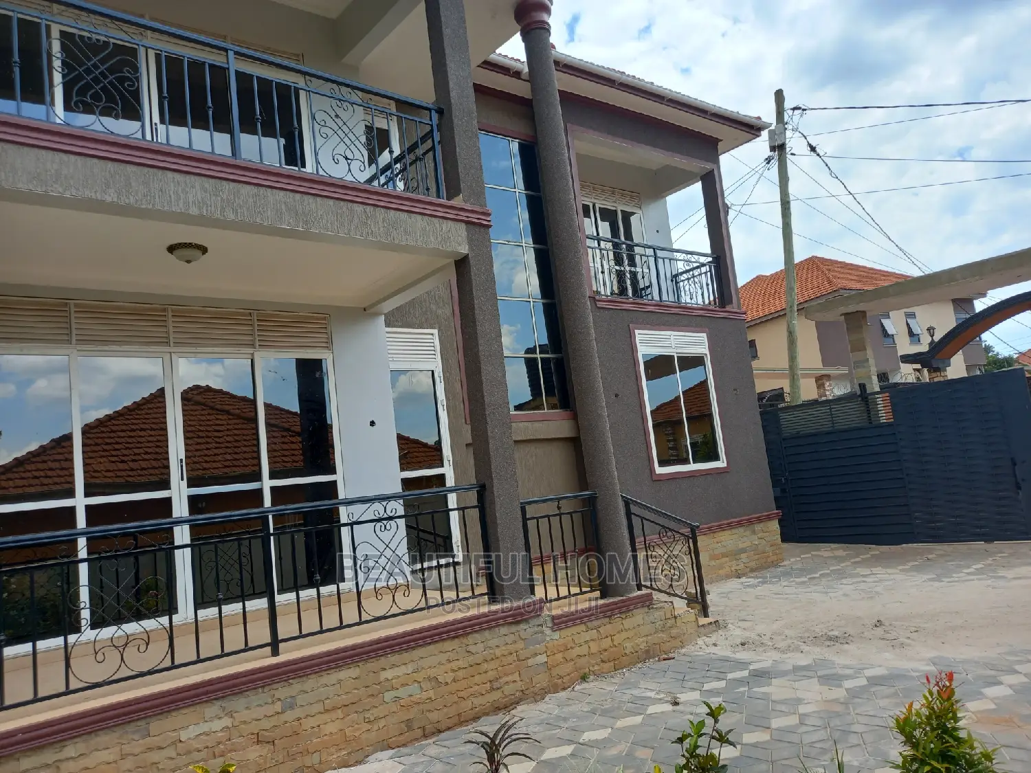 Furnished 5bdrm House in Kira All Tarmack for sale in Kira