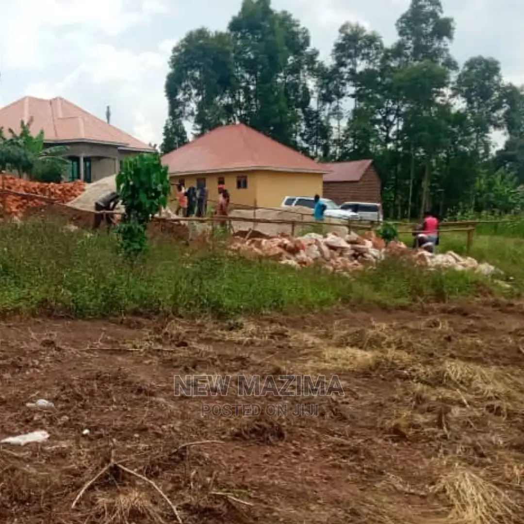 Affordable Beautiful Plot Quick Sale Nsangi Maya Near Tarmac in Central Division