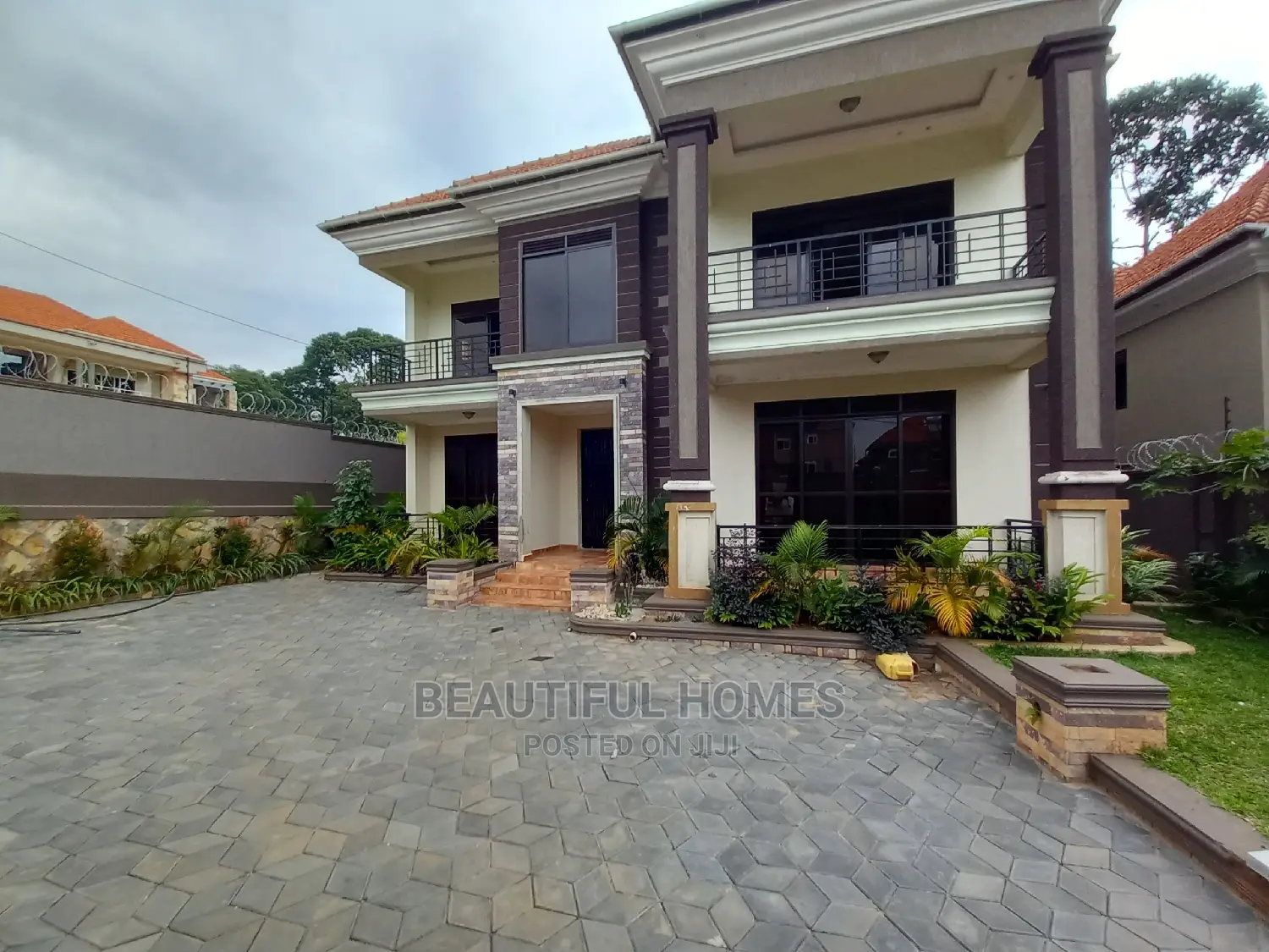 Furnished 5bdrm Duplex in Kisaasi Tarmack, Nakawa for sale in Nakawa