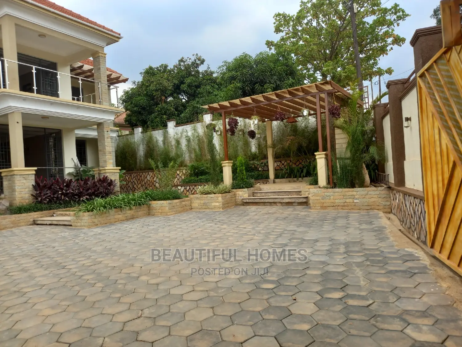 Furnished 6bdrm Duplex in Kyanja All Tarmack, Nakawa for sale in Nakawa