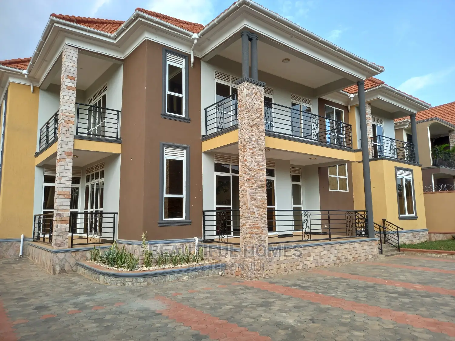 Furnished 6bdrm Duplex in Kira Tarmack, Central Division for sale in Central Division