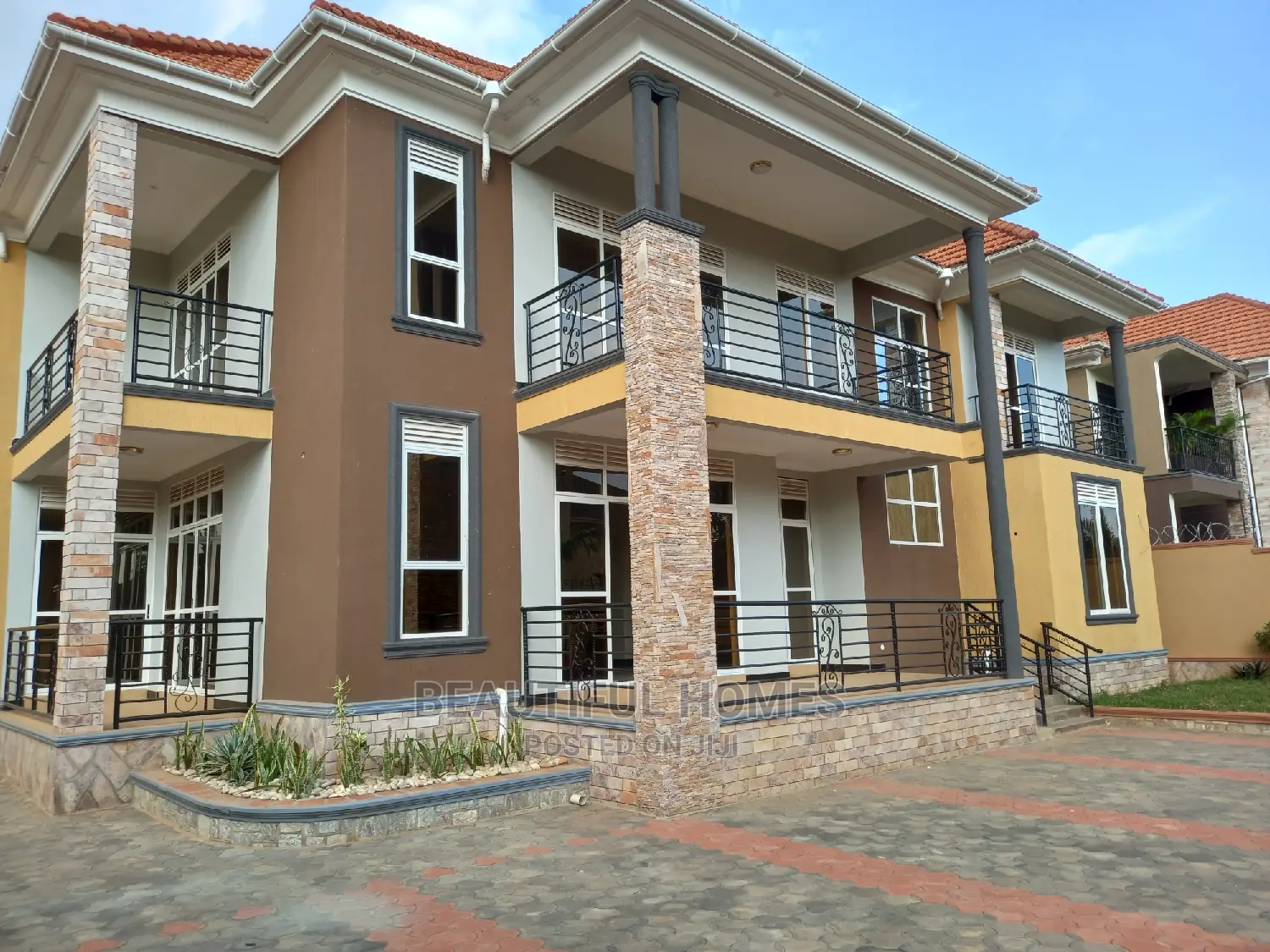 Furnished 6bdrm Duplex in Kira Tarmack, Central Division for sale in Central Division