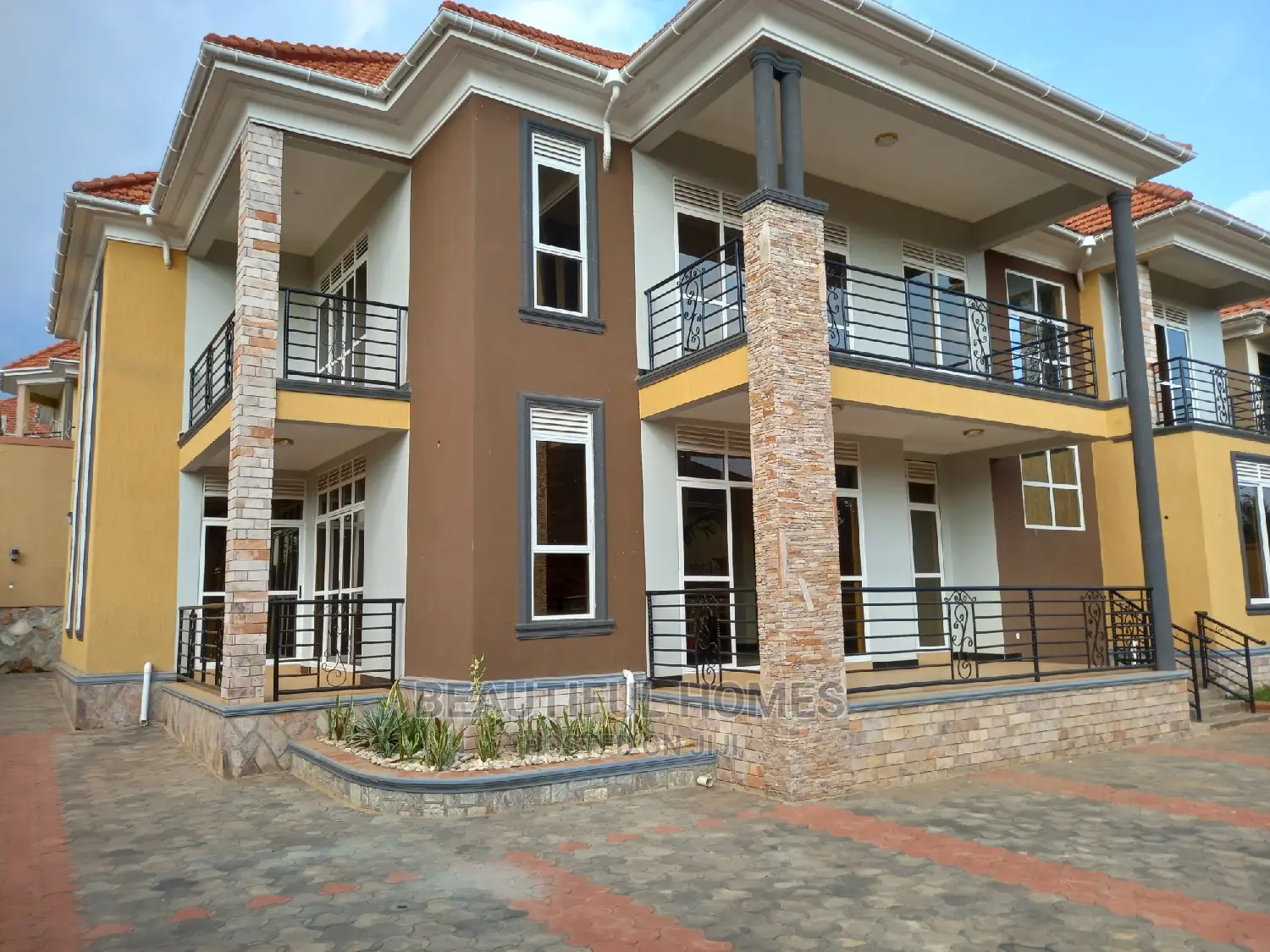 Furnished 6bdrm Duplex in Kira Tarmack, Central Division for sale in Central Division