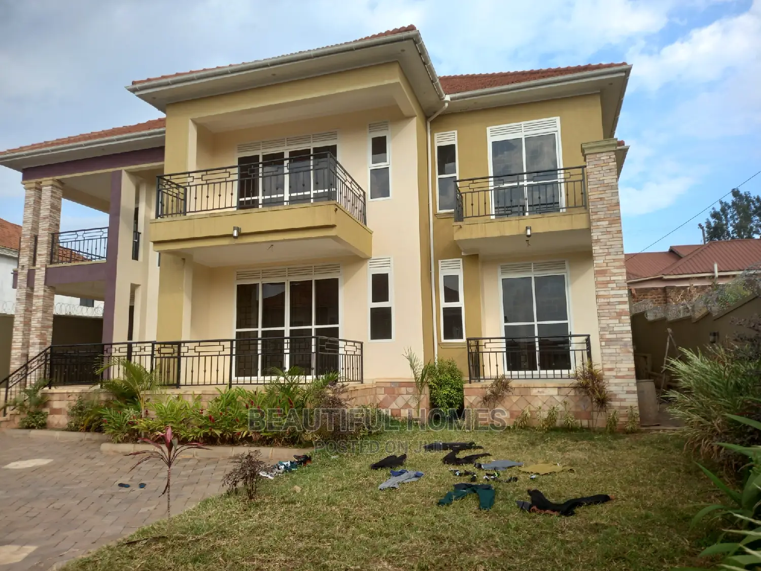 Furnished 6bdrm Duplex in Kira Tarmack for sale in Kira