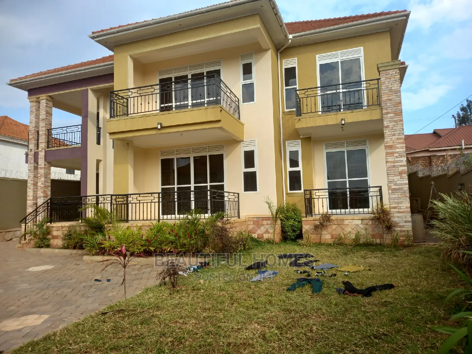Furnished 6bdrm Duplex in Kira Tarmack for sale in Kira