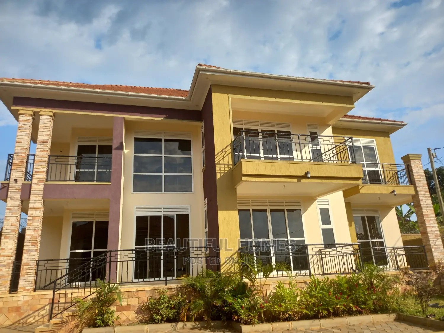 Furnished 6bdrm Duplex in Kira Tarmack for sale in Kira